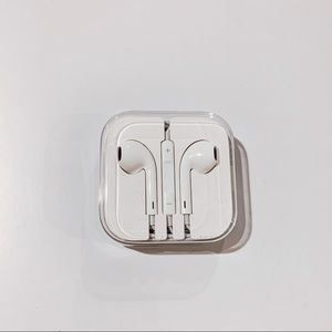 Apple earbud wired headphones with auxiliary end